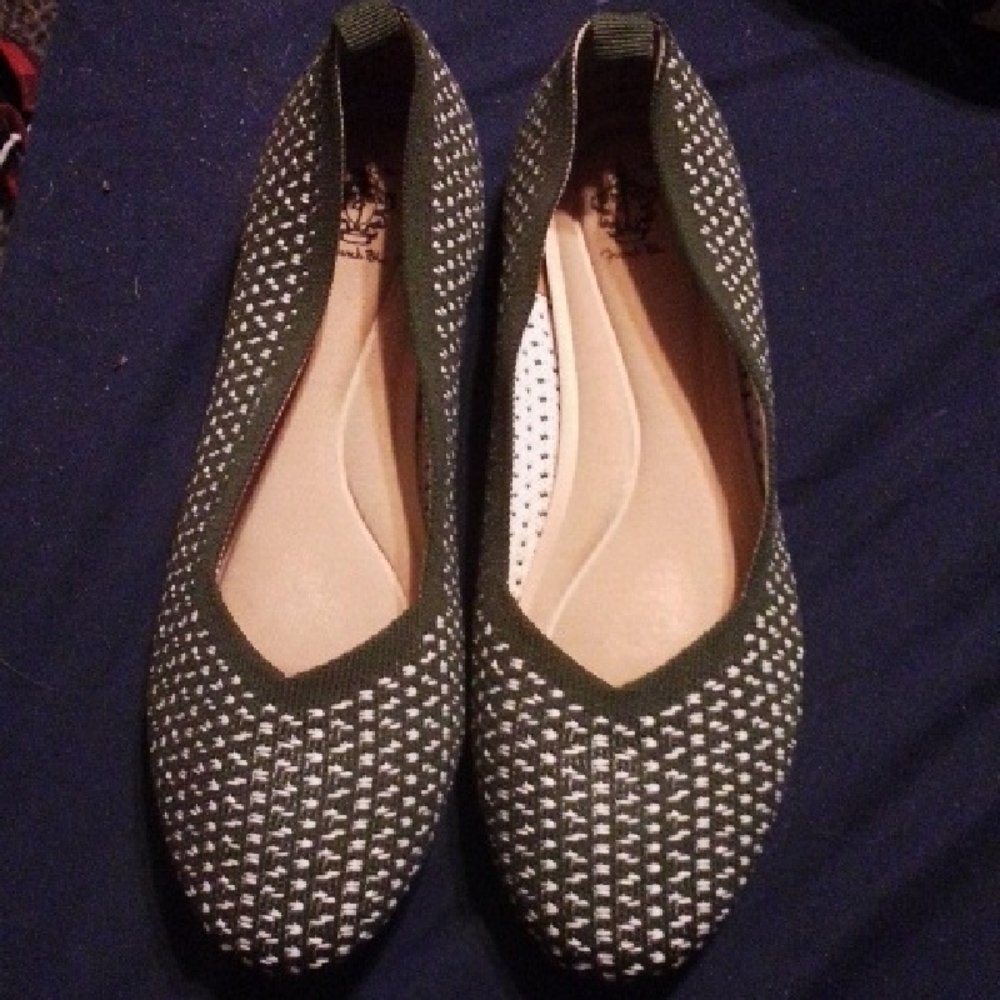 Green EUC  Patterned Women Shoes Size 9